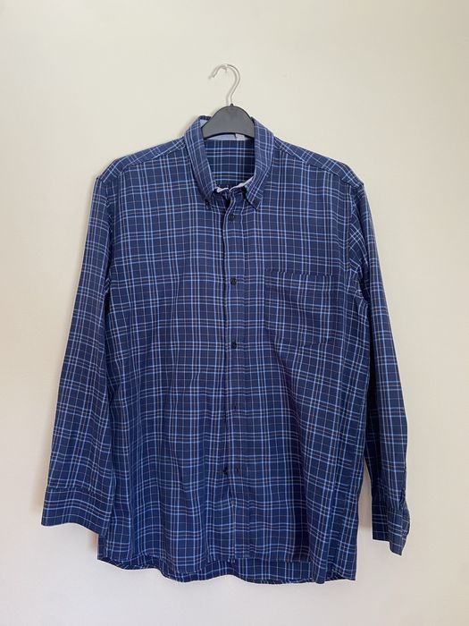 Camisa azul aos quadrados
