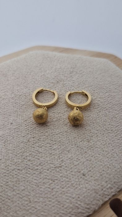 Złote kolczyki wiszące szlifowanie kulki grube