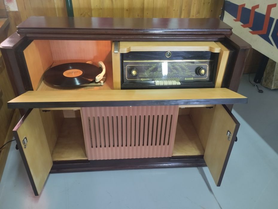Móvel rádio e gira discos a funcionar