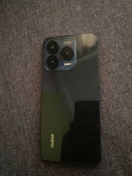 nubia v70 Design
