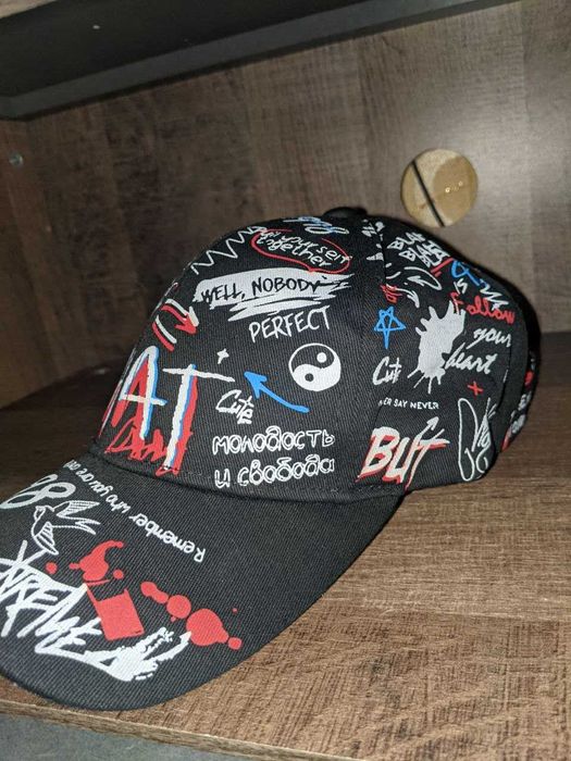 Кепка, стильная с принтом