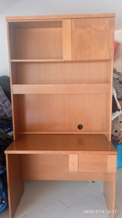 Secretária e estante