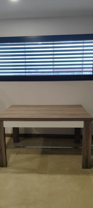 Mesa extensível e cadeiras