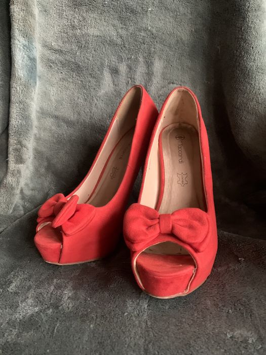 Червоні туфлі на підборах