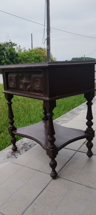 Mesinha de cabeceira com design do estilo manuelino