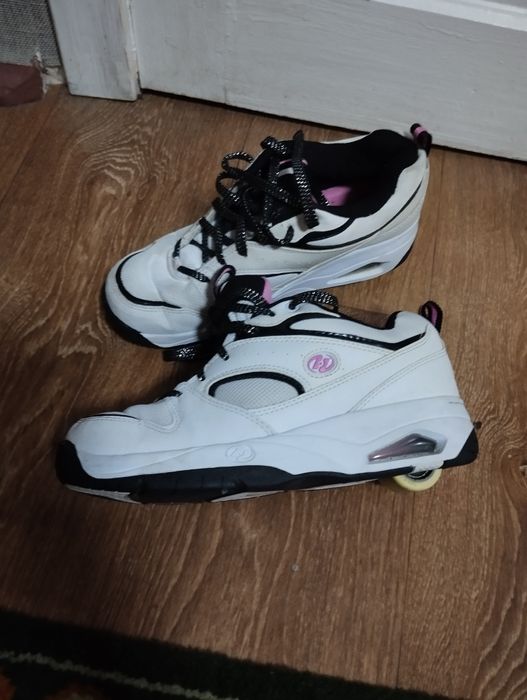 Продаю 2 пари кросівок  з колесом