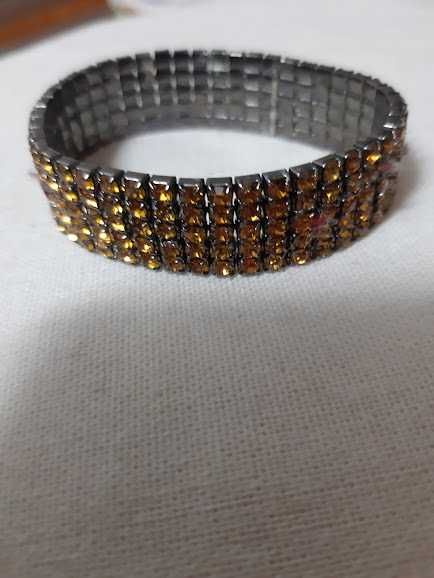 Pulseira com brilhantes dourados