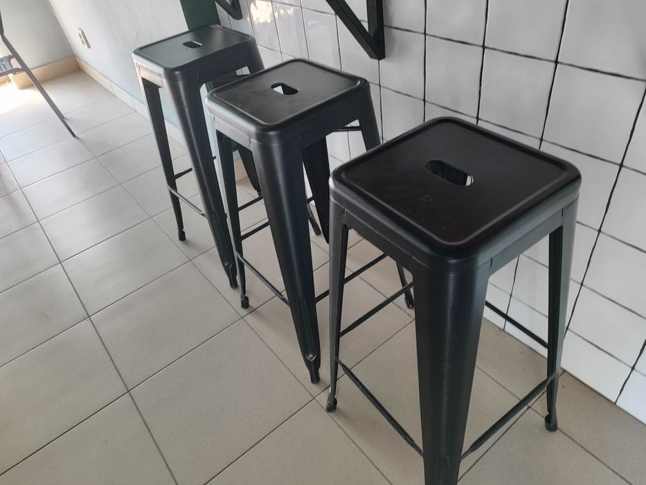 Столи та стільці для кафе чи бару