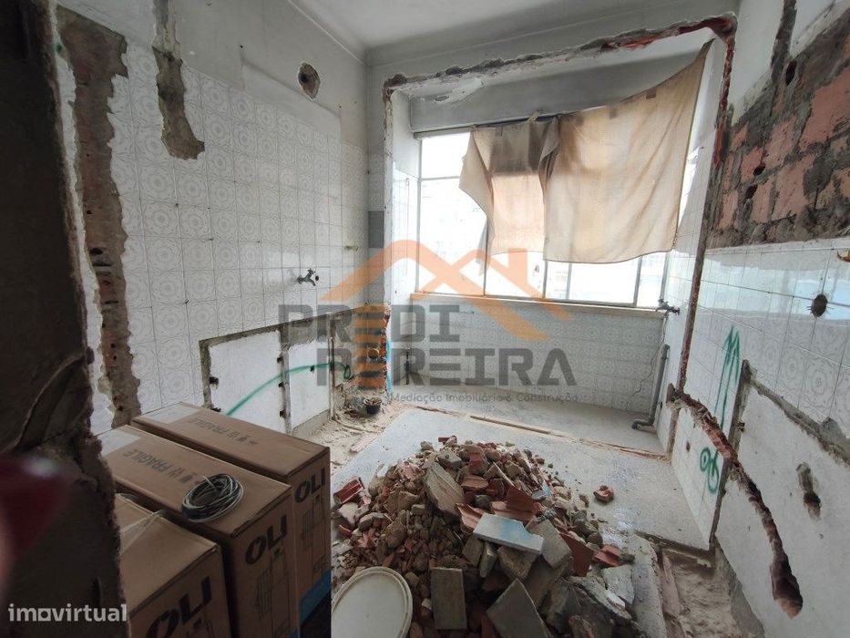 Situado em Benfica, apartamento T3 em processo de remodelação.