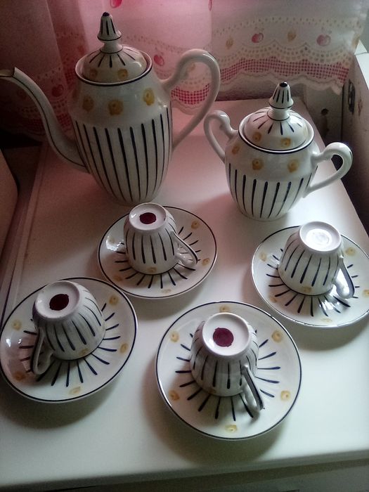 Chavenas com bule de café e de leite