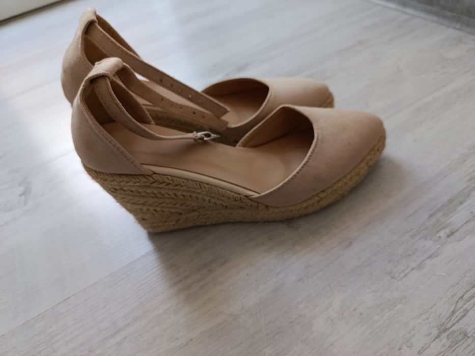Buty na koturnie