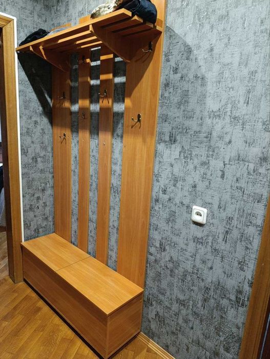 Дерев'яна вішалка для одягу