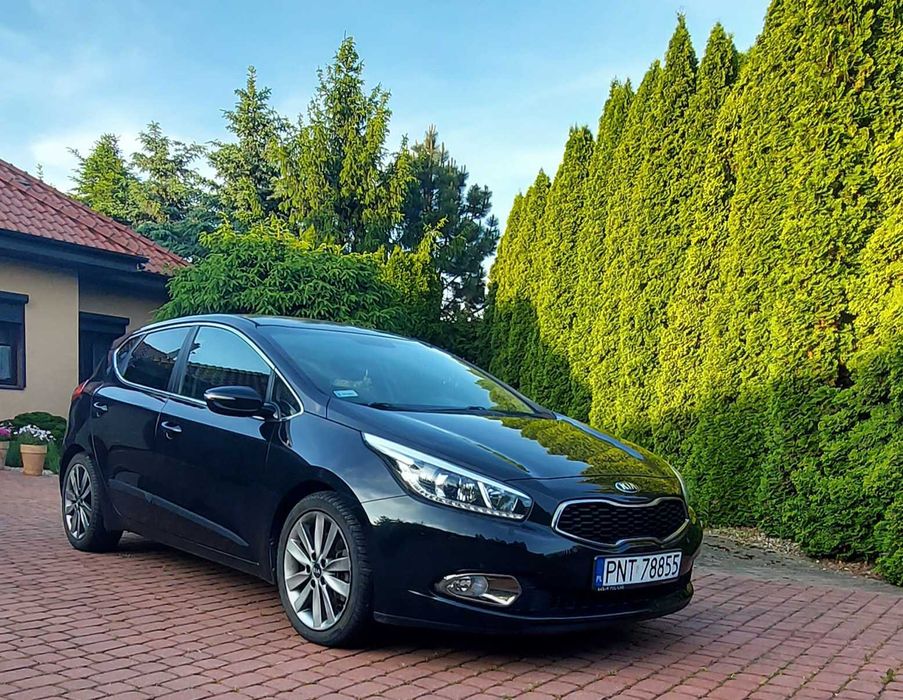 samochód osobowy  KIA CEED