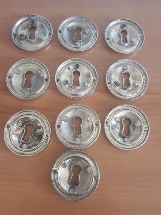 Ferragens para gavetas ou portas  Escudetes
