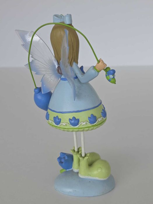 Figura Decorativa Fada Azul com Flores – Resina Pintada à Mão