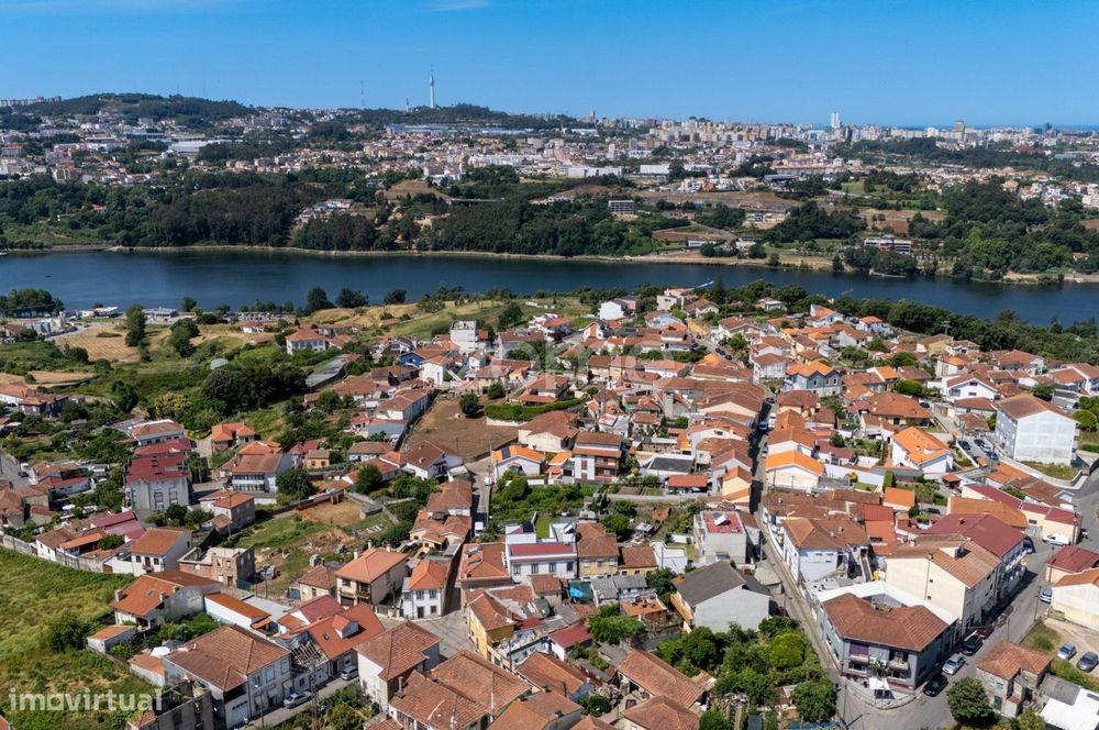 Andar moradia T1 para arrendamento em Valbom.