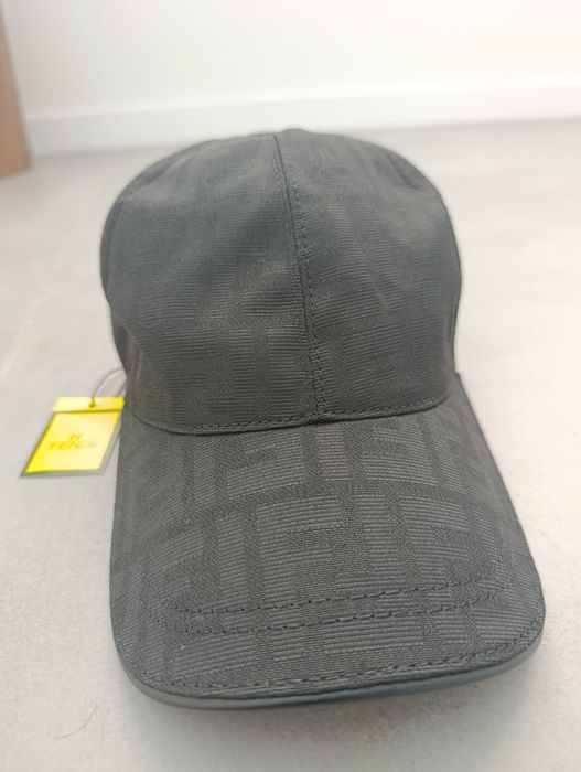 Boné FENDI com etiqueta