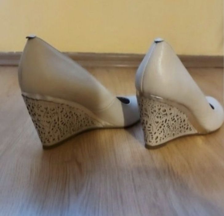 Туфлі на танкетці