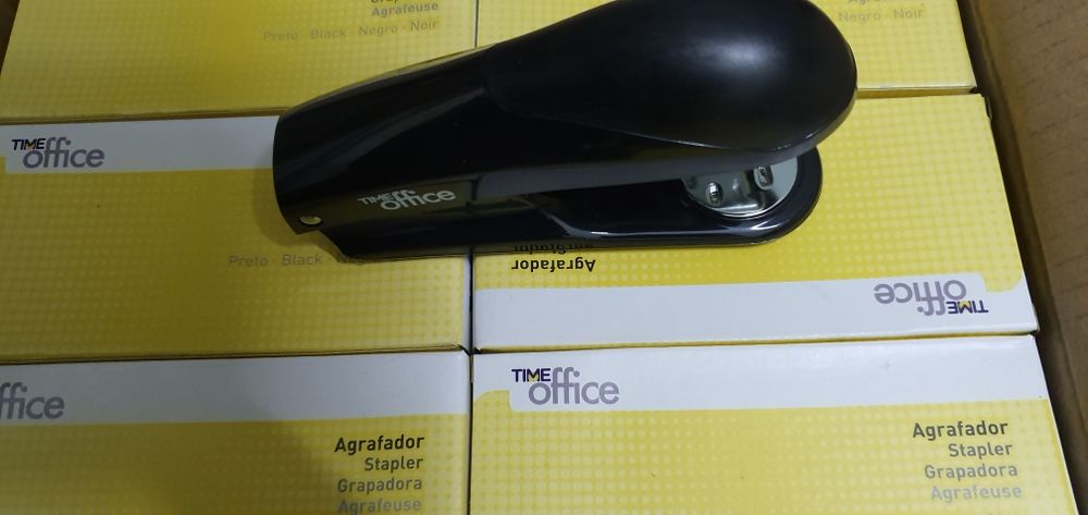 Black Stapler   .443551021291294720