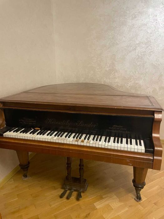 Продам рояль старовинний.