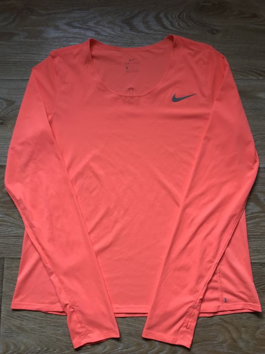 Жіночий лонгслів Nike
