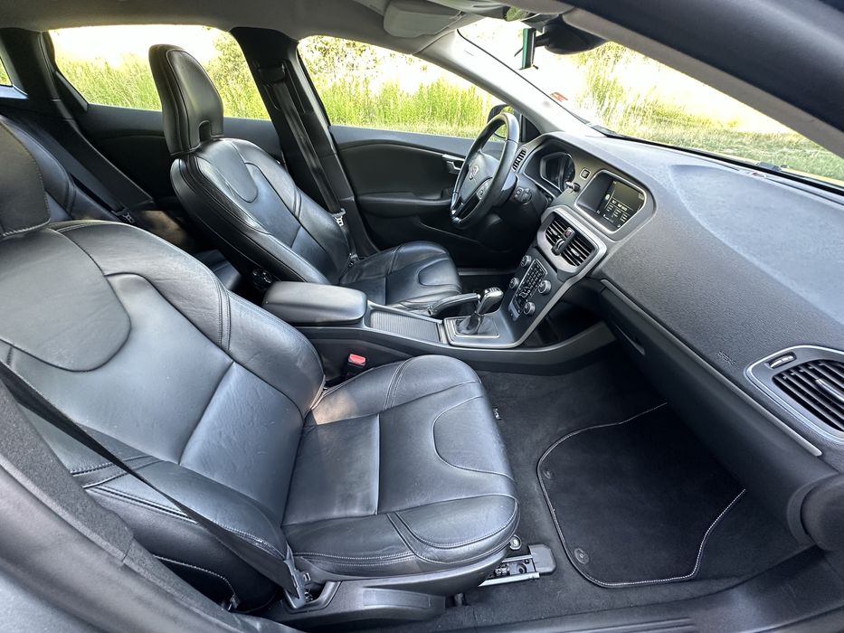 Volvo V40 D2 2.0 120KM**Skóry**Udokumentowany przebieg**