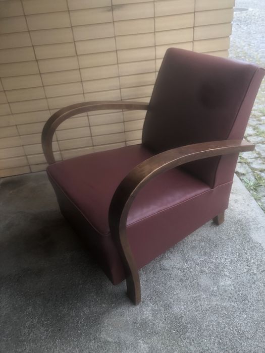 Poltrona vintage estilo arte deco com os bracos arqueados dos anos 30