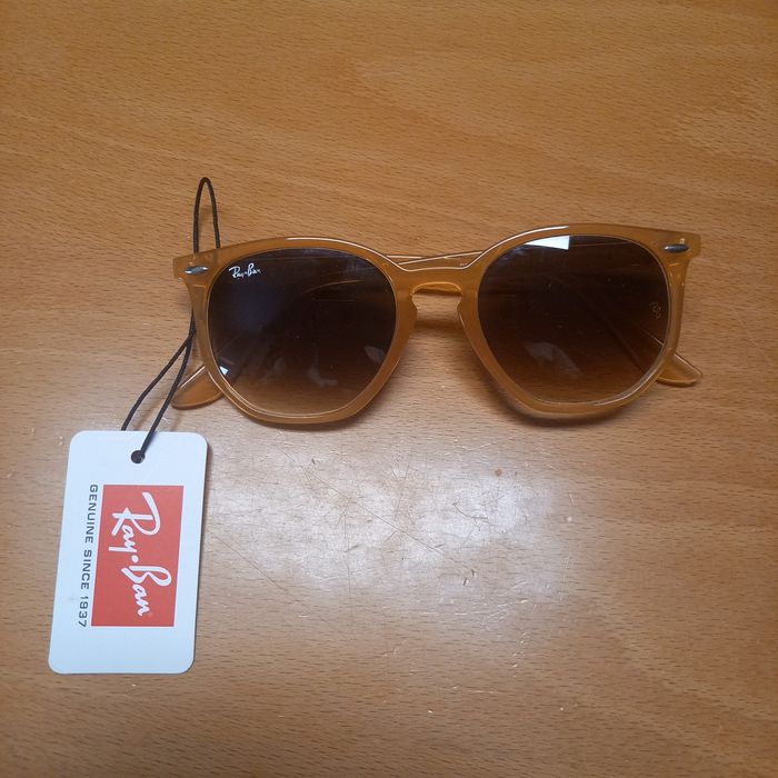 Óculos ray-ban com etiqueta