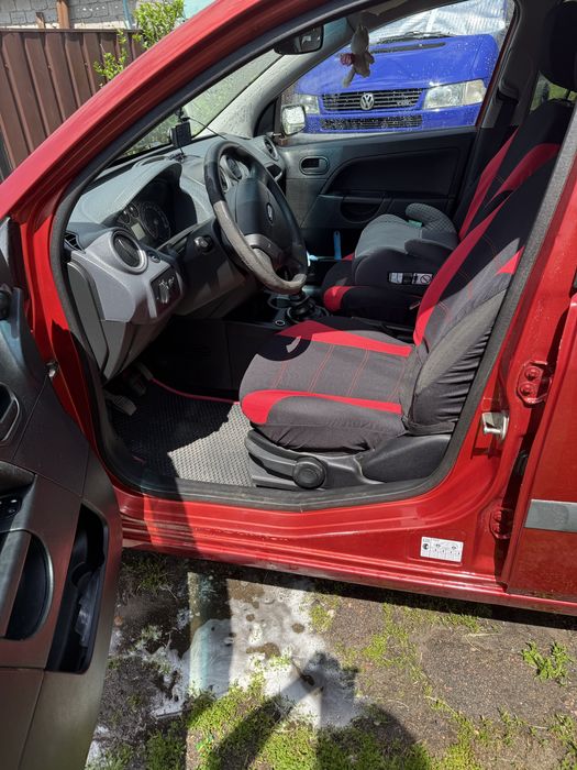 Продам машину Ford fiesta