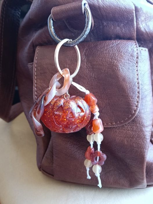 Bag charm artesanal abóbora Halloween