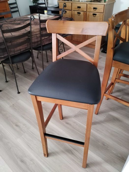 Cadeiras de bar em madeira