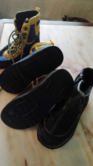 Sapatilhas e botas de criança