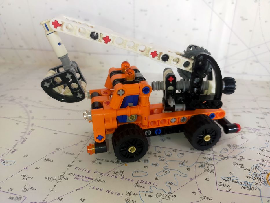 LEGO 42088 cherry picker