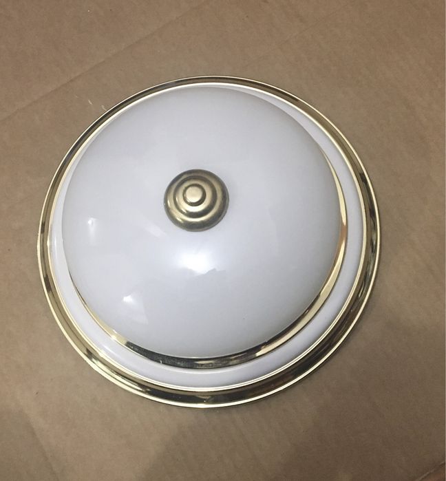 Candeeiro de tecto em dourado e vidro branco