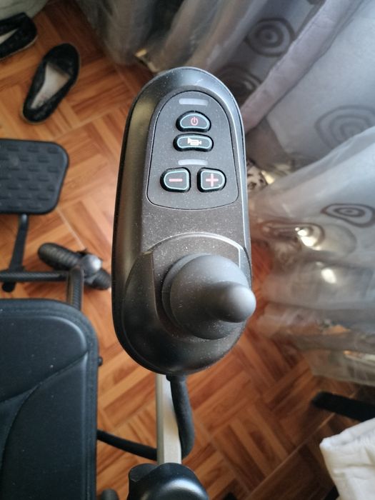 Cadeira de rodas eléctrica e manual