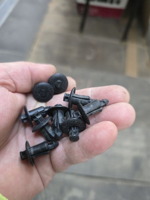 Kołki Spinki tapicerki tylnej klapy bagażnika Saab 95, 93  8szt