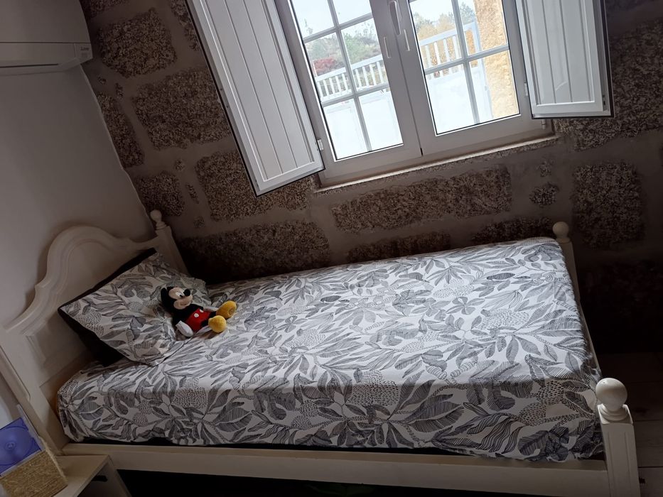 Cama de solteiro branca