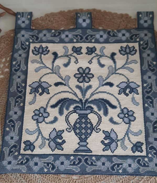 Quadro de arraiolos branco e azul feito mão