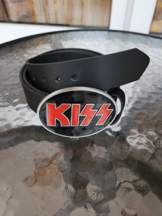Czarny skórzany pasek z klamrą zespołu Kiss