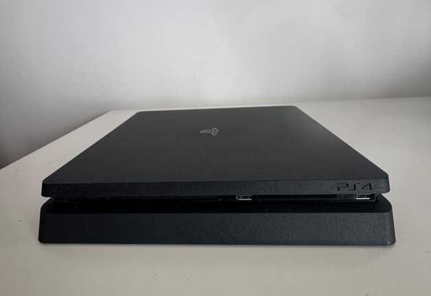 PS4 Slim 500GB + 2 Comandos Originais  + 4 Jogos (Inclui FC26)