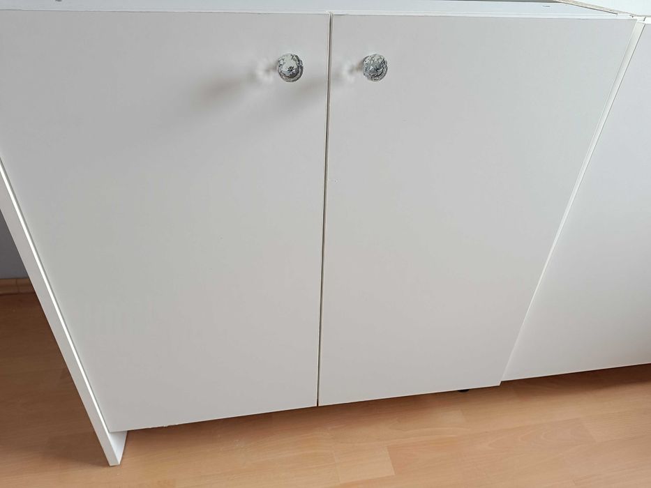 Umywalka z baterią i szafka
