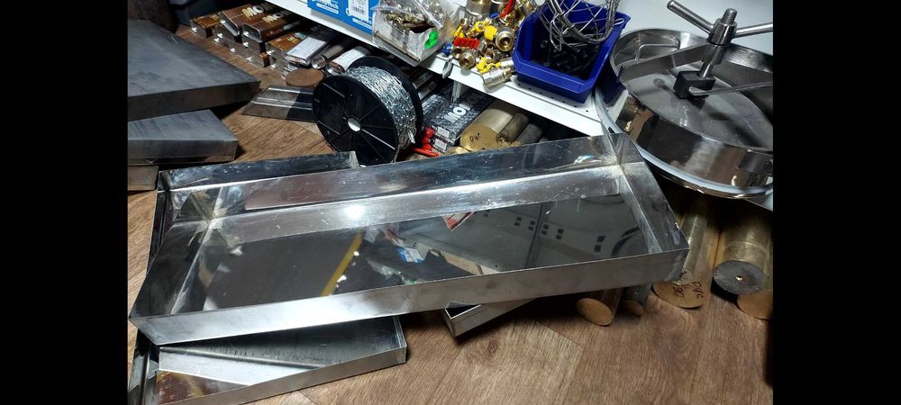 Перила, столи, ємності, лотки, столи, флагштоки  з нержавіючої сталі