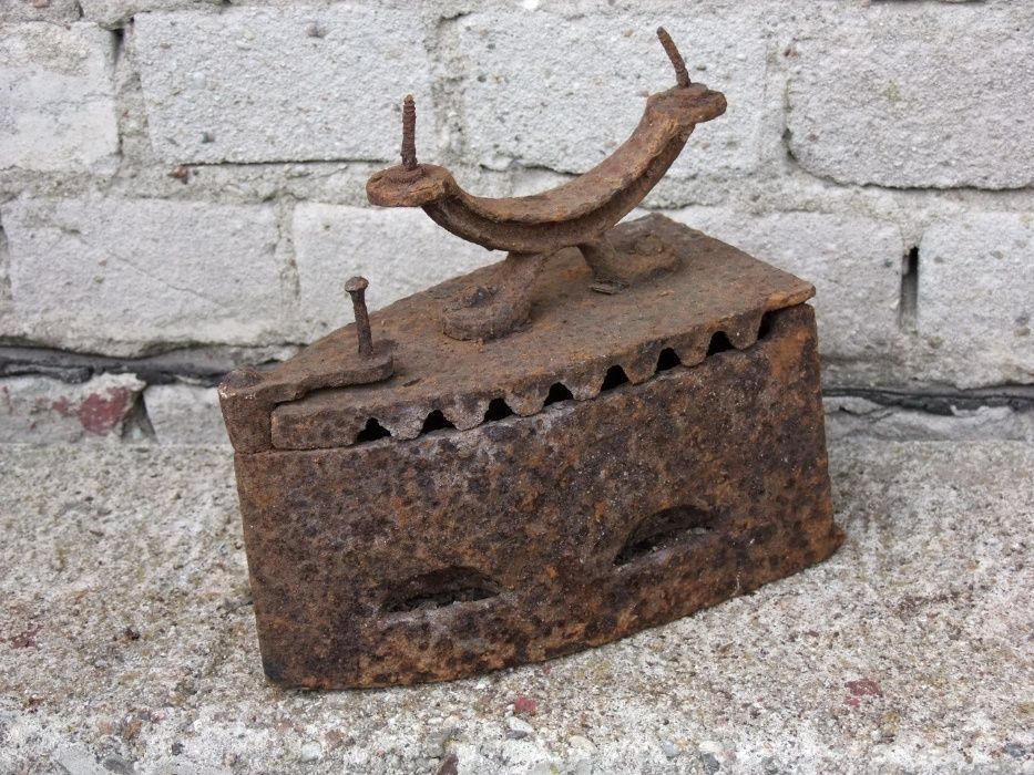 Stare mosiężne żelazko na duszę