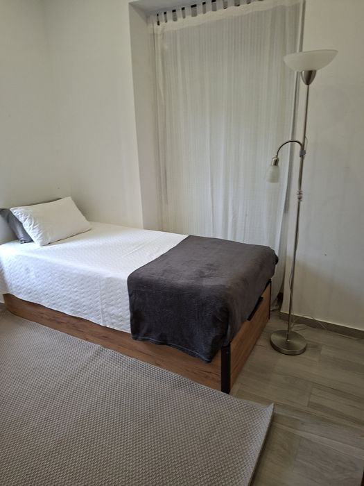 Quarto no Estoril-Cascais.