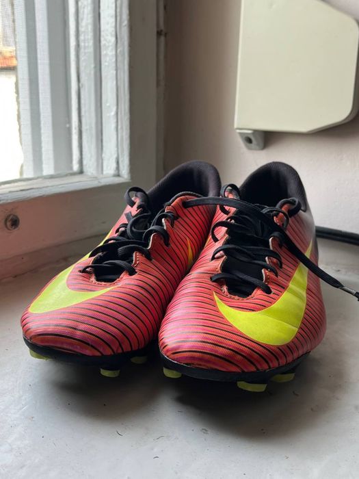 Фірмові футбольні бутси Nike