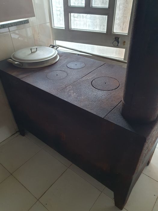 Fogão de lenha com panela em alumino