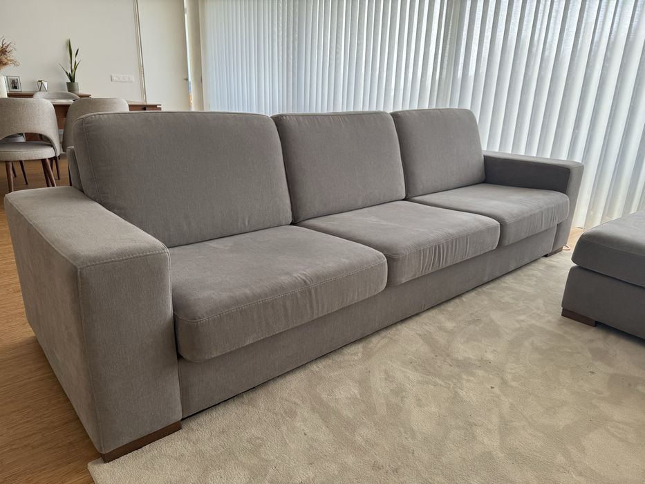 Sofá de 3 lugares mais pufe