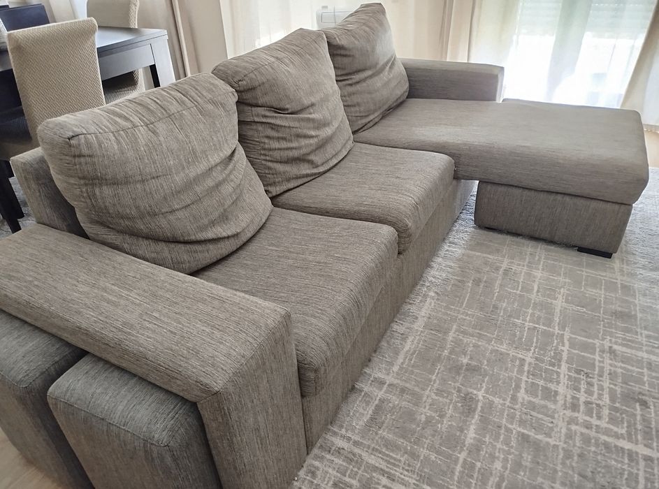 Sofá com chaise longue e 2 puffs