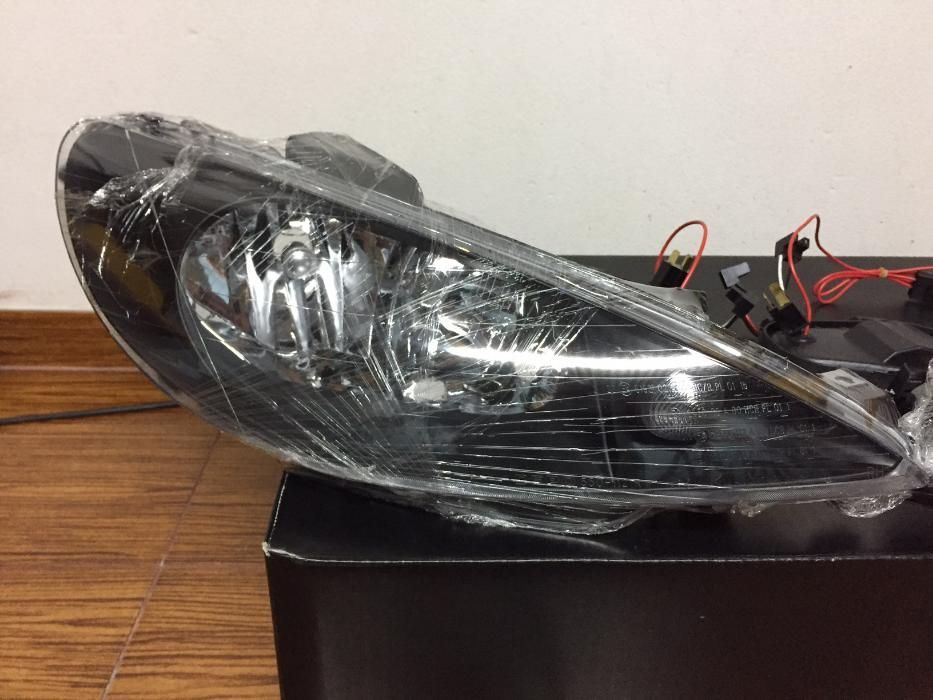 Faróis Peugeot 206 fundo preto