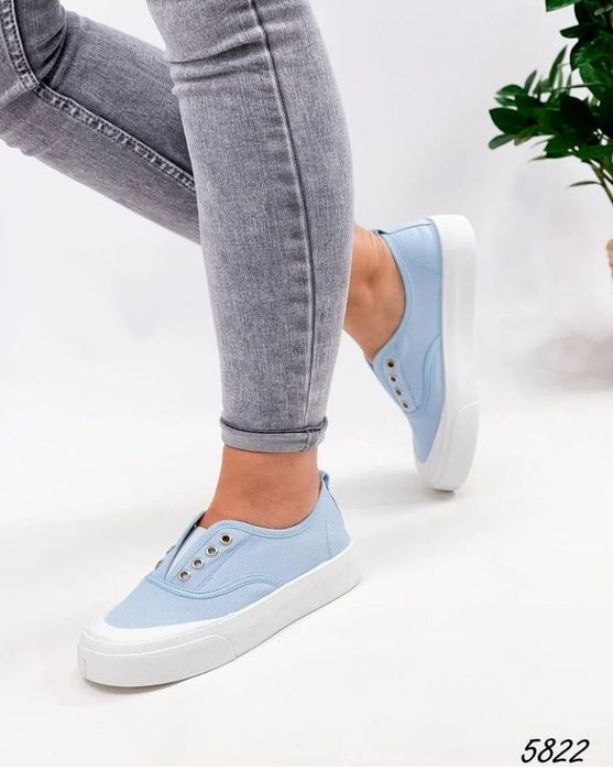 Продаю женские кеды